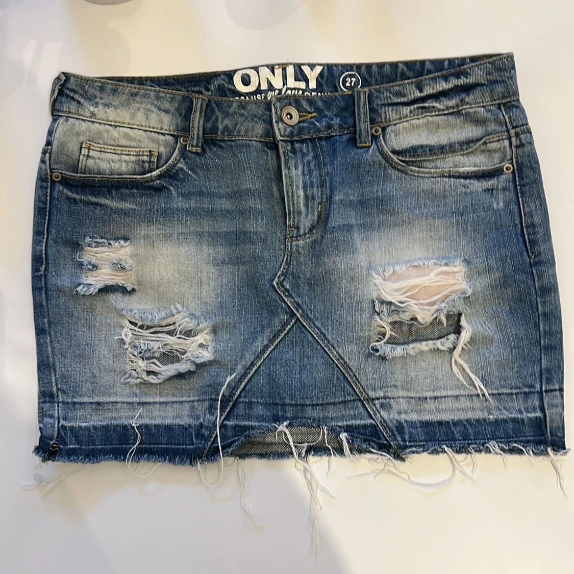 Blå jeanskjol med slitningar från ONLY - 3