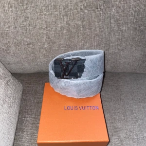 Svart bälte med silver spänne - Säljer en Svart bälte med silver spänne.                  Box följes med 