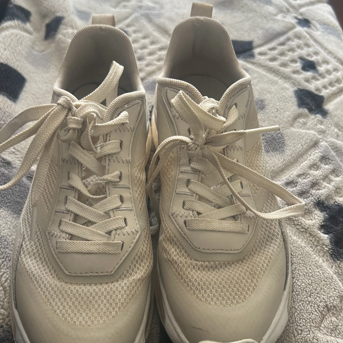 Beige sneakers från Tommy Hilfiger - 2