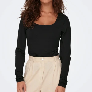 Svart långärmad tröja ONLY - Snygg svart långärmad topp från Only med en modern fyrkantig halsringning. Slimmad passform tillverkad i mjukt och stretchigt material. I fint skick.