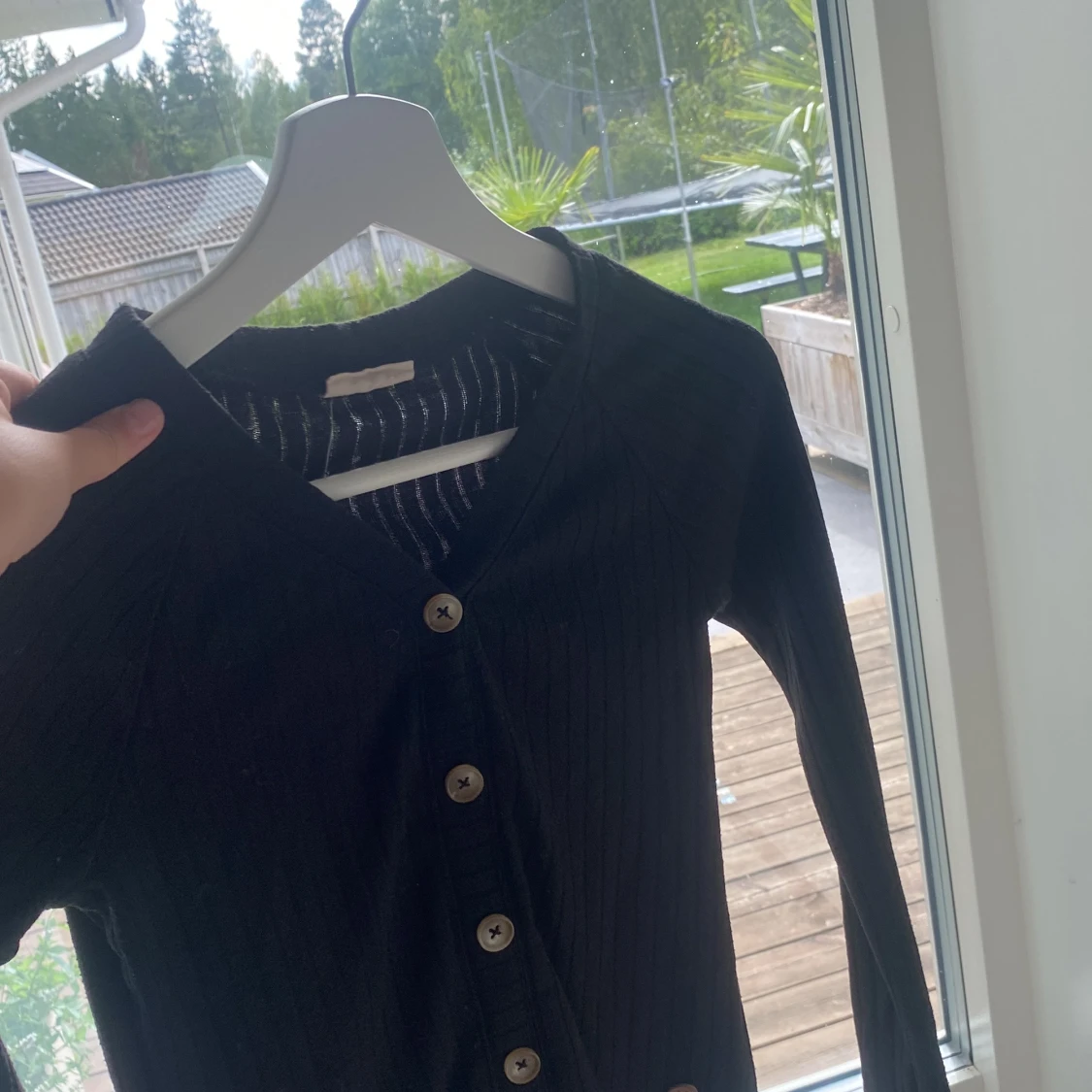 Svart ribbad blus med knappar - 3