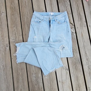 Ljusblå bootcut jeans - Ljusblå lågmidjade bootcut jeans med slitningar – storlek 152 från gina young, passar ca storlek XXS / 32–34.