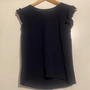 Marinblå blus  - Super snygg blus med knyte där bak😍