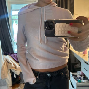 Ljuslila hoodie med huva och snörning - Säljer en mjuk och skön hoodie i ljuslila färg med huva och snörning framtill. Tröjan har långärmade ärmar och ribbad kant vid midjan. Perfekt för chill dagar och enkel att matcha med jeans eller mjukisbyxor.