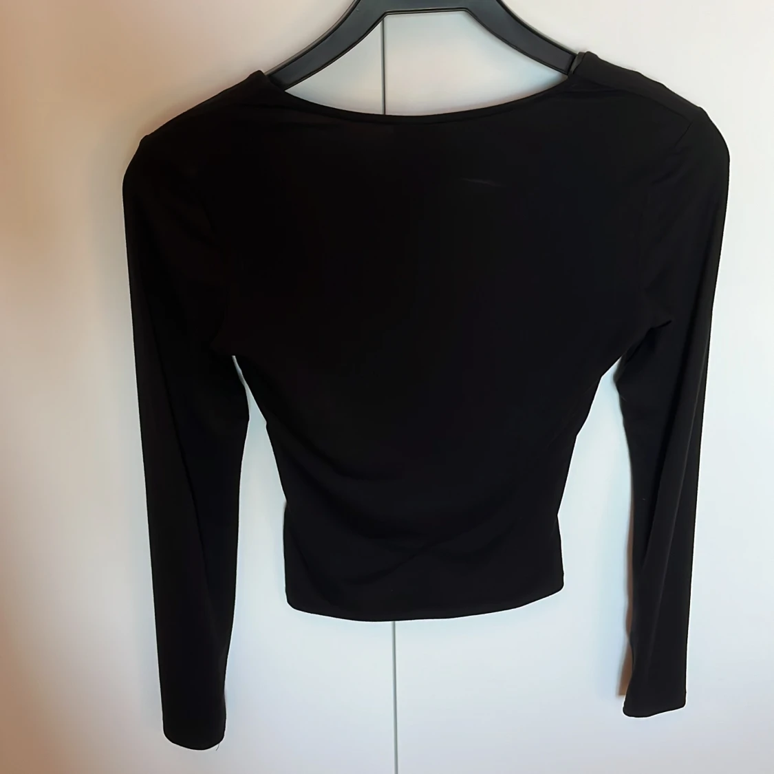 Svart v-ringad långärmad topp Gina Tricot - 4