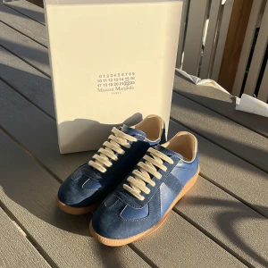 Maison margiela skor - Tja, säljer dessa marinblå Maison margiela skor. Osäker på äktighet, men dem är as feta ändå. Säljer för att dem va för små på mig. (Priset går att diskuteras) dem är använda 1 gång när dem testades.