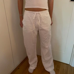 Vita lågmidjade linnebyxor! - Ett par riktigt snygga vita lågmidjade linnebyxor. Linnebyxorna har både dragkedja och snören! Använd flera gånger men i ett superbra skick, förutom lite slitna nertill! 💗