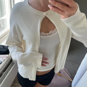 Beige kofta  - Superfin beige/krämvit kofta från Bikbok 🤍 jätteskönt material!! Perfekt nu till hösten 🍂I storlek S men passar även XS ❣️