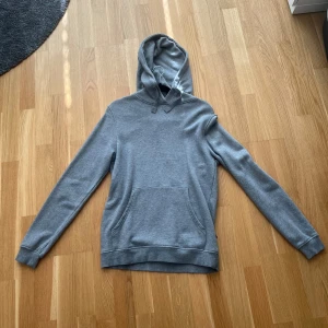 Grå hoodie från resteröds - Säljer en grå hoodie från Resteröds! Knappt använt den, bra skick!