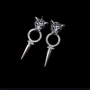 Silvriga örhängen med leopardhuvud - Unika silvriga örhängen med leopardhuvud upptill, glittrande cirkel i mitten och spetsig hängande detalj. Djurinspirerad design som sticker ut och ger en cool vibe till din stil.