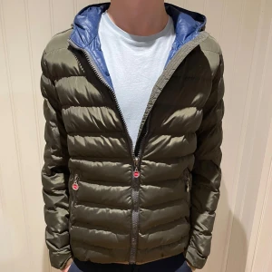 Colmar jacka - Riktigt snygg Colmar jacka i riktigt fint skick, inga defekter, passar runt S. Modellen är 179.   Hör av dig vid minsta fundering