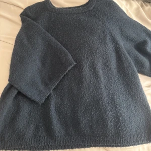 Mörkblå trekvartsärmad tröja  - Säljer denna mörkblå stickade tröja då den inte kommer till användning längre. Tröjan är använd men fortfarande i bra skick. Hör av dig vid fler frågor!