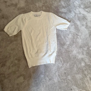 Vit tröja  - Super söt tröja 