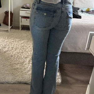 Ljusblå bootcut jeans - Säljer ett par ljusblå jeans med bootcut-modell och klassisk femficksdesign i storlek M Short. Jeansen har låg midja och raka ben som blir vidare nertill. Perfekta för en avslappnad och trendig look. Nya men utan prislapp 