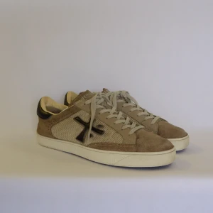 Premiata Sneakers - PREMIATA SNEAKERS  Storlek : 42  Passform : Normal  Användning : Väldigt fint skick utvändigt men sitter en extra "läder" lapp i hälen pga slitage  Nypris : Cirka 3000SEK