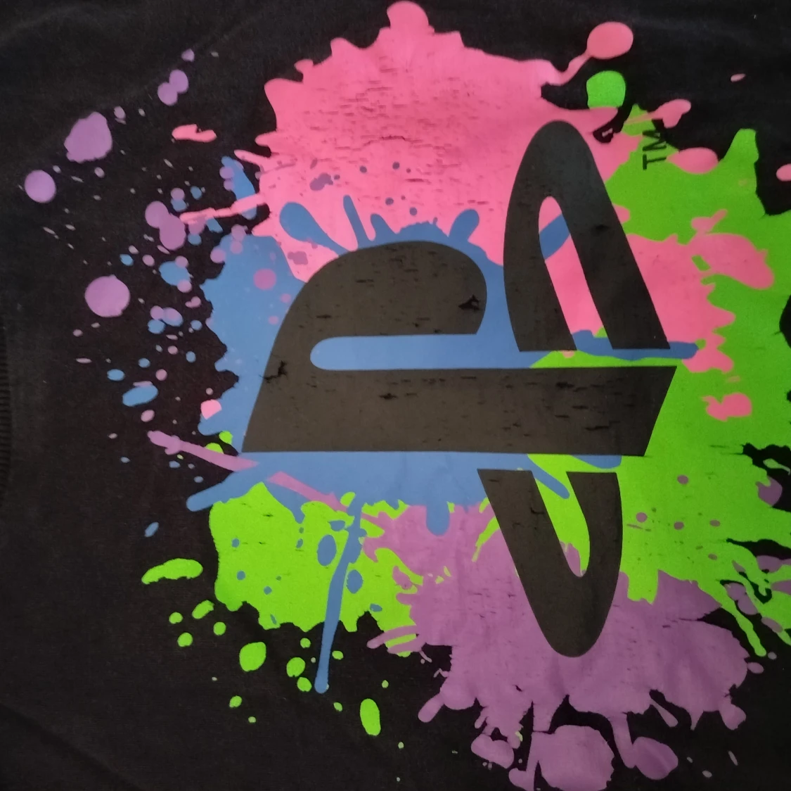Svart PlayStation t-shirt med färgstänk - 3