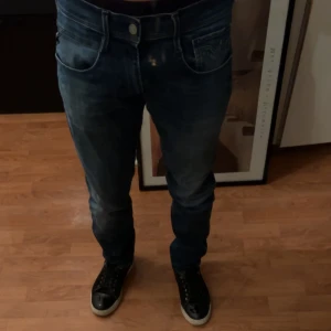 Replay mörkblå jeans  - Säljer ett par snygga mörkblå jeans från Replay. Waist : 33. Length : 34