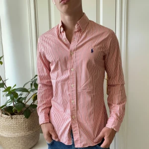 Ralph Lauren randig skjorta  - Lite tunnare i materialet. Randig skjorta, syns tydligast på bild 5. Modellen är 180,75 kg och bär M slim fit. Kom med frågor! 