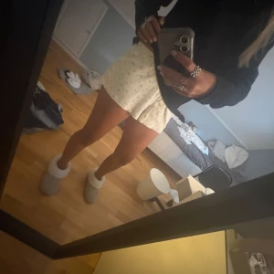pj shorts från Brandy Melville - supersöta vita pj shorts med små blommor, från brandy. skviv vid frågor ellr fler bilder, tryck gärna på köp direkt😛💕