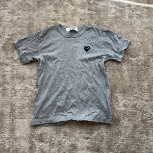 Comme des garçons t-Shirt  - Snygg comme des garçons  T-shirt i storlek L men skulle säga att den sitter som en S. Den är i mycket bra skick.