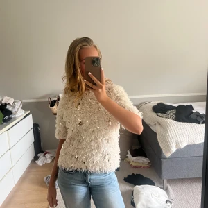 Beige paljettblus från Zara - Superfin beige blus med kort ärm och fluffig textur, täckt av glittriga paljetter från Zara, det är barnstorlek men passar mig perfekt som brukar ha xs, endast använd 1 gång