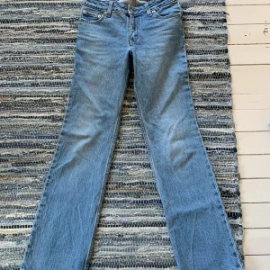 Levis jeans - Använda typ 3 gånger, ena benet uppsprättat då de va för korta för mig men enkelt att antingen sy upp eller sprätta ner andra benet också