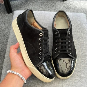 Lanvin - Säljer dessa sjuukt feta lanvin patent cap toe i bra skick! | uk7 motsvarar 41-42 | självklart äkta! | skick : 8,5+/10! Bytta innersulor! | dustbag ingår vid köp! Hör av dig vid minsta fundering! Postar samma dag som köp🤩