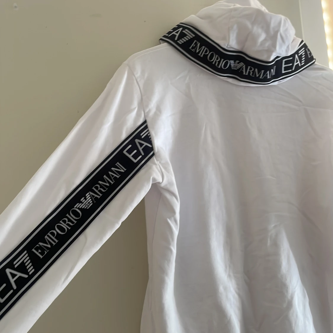 Vit EA7 hoodie med logoband (oanvänd) - 1