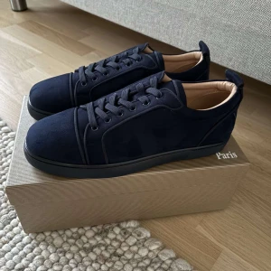 Mörkblå Christian Louboutin - Helt nya mörk blåa Christian Louboutin. Box tags allt of medföljer helt nya, skriv vid intresse. 