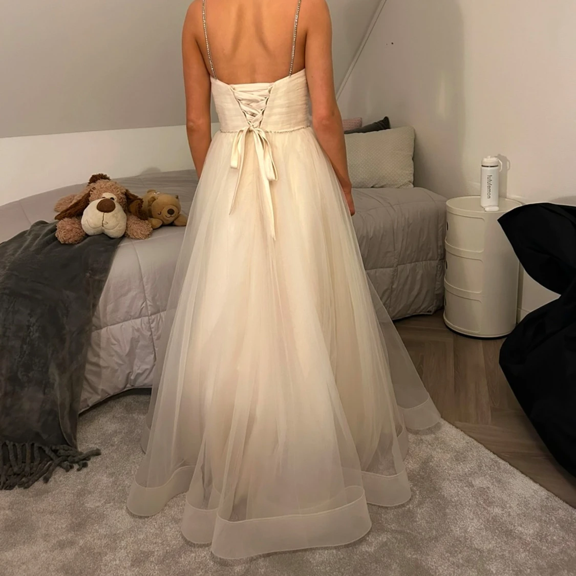 Puder färgad klänning med snörning - 3