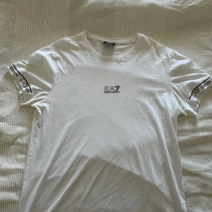 Vit EA7 t-shirt från Emporio Armani - Snygg vit t-shirt från EA7 Emporio Armani 🤍
