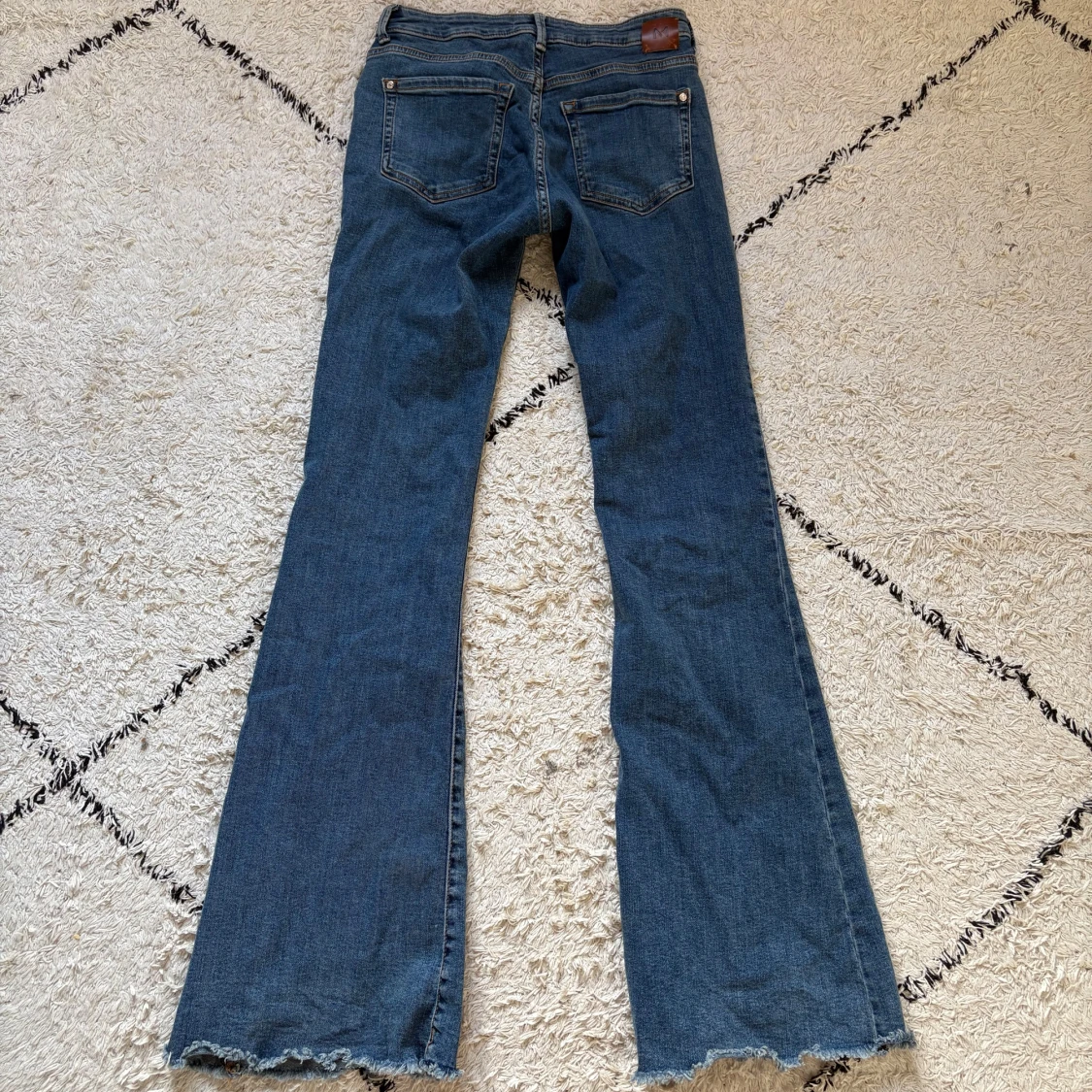 Blå flare jeans från Mango - 1