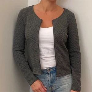 Grå kofta med dragkedja från VILA - Snygg grå kofta från VILA, skriv för funderingar❤️