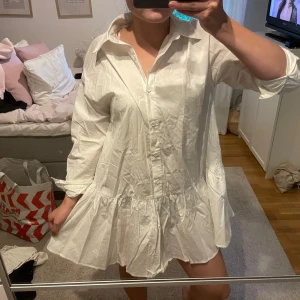 Vit skjortklänning med volang💕 - Sjukt stilig klänning