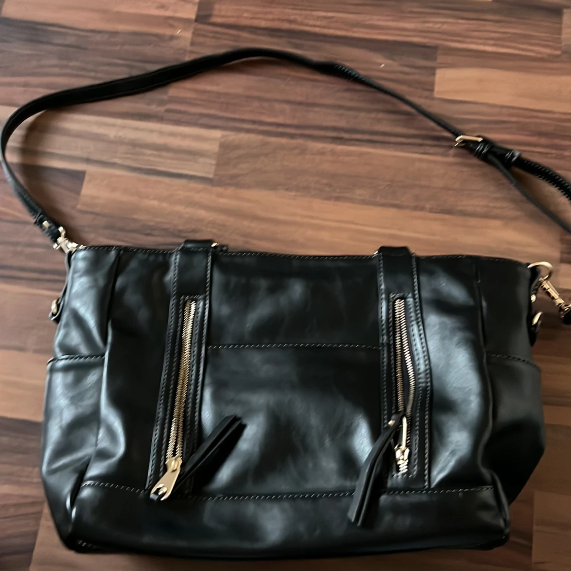 Svart axelväska med dragkedjor