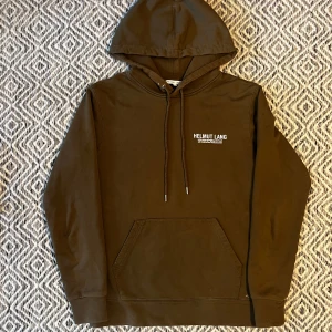 HELMUT LANG HOODIE - Tjena! Säljer nu en tvär fet Polo Ralph Lauren Hoodie! | Skick 8/10 bra! | Fläck! (bild 4) | Nypris ca 2500kr | Mitt pris 750kr | Kom pm vid frågor eller funderingar | Postas eller möts upp i Gävle!