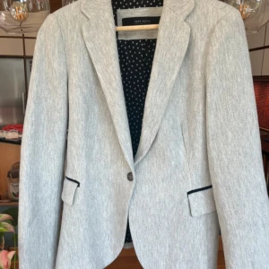 Kavaj från Zara  - Fin grå kavaj från Zara Som ny - Sparsamt använd Strl M