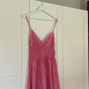 Rosa långklänning från H&M, stl 36 - Rosa långklänning från H&M i zebra-mönster🩷🦓