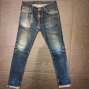 Nudie dry japan selvedge lean dean - Säljer dessa riktigt snygga nudie jeans i modellen lean dean. Riktigt snygg wash som sticker ut från andra jeans. Midja 30 längd 34. Lagade på lite olika ställen samt Hål i högra framfickan. Skriv vid minsta fundering!