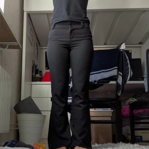Svarta bootcut kostymbyxor - Säljer dem för jag vill köpa bikboks istället ☺️Snygga svarta kostymbyxor med bootcut-snitt och låg midja. Byxorna har två knappar i midjan, bälteshällor och bakfickor med lock. Perfekta för en clean och stilren look. Materialet är slätt och känns bekvämt mot huden. Ca 400 är det lägsta jag går☺️ (Jag är 162 men det går alltid att sy in om de är lite långa)☺️