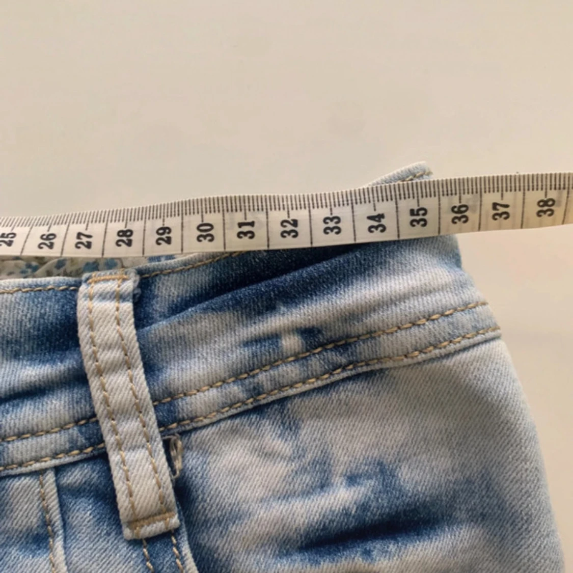 Blå jeanskjol med slitna detaljer - 2