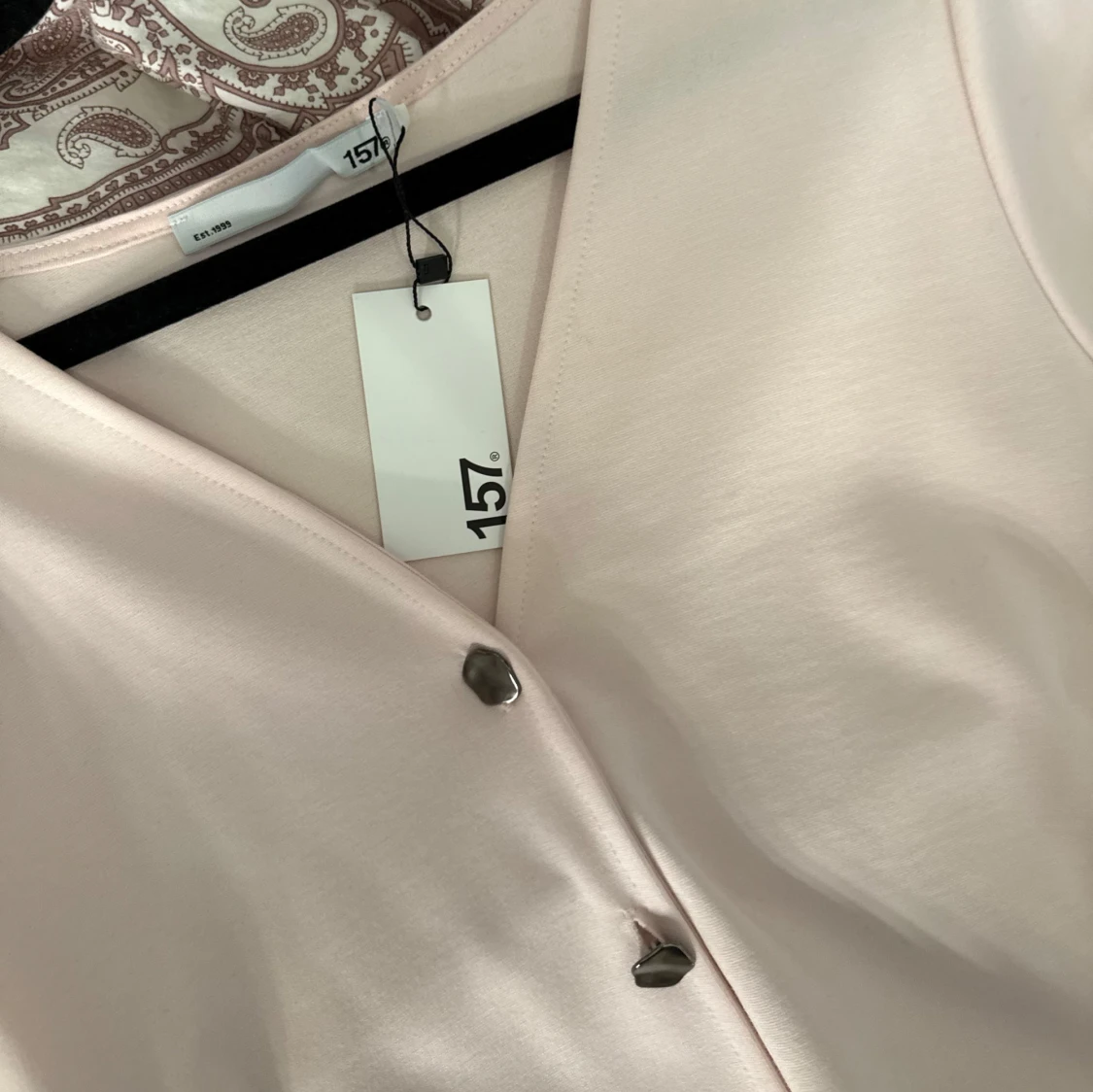 Ljusrosa topp med knappar från 157