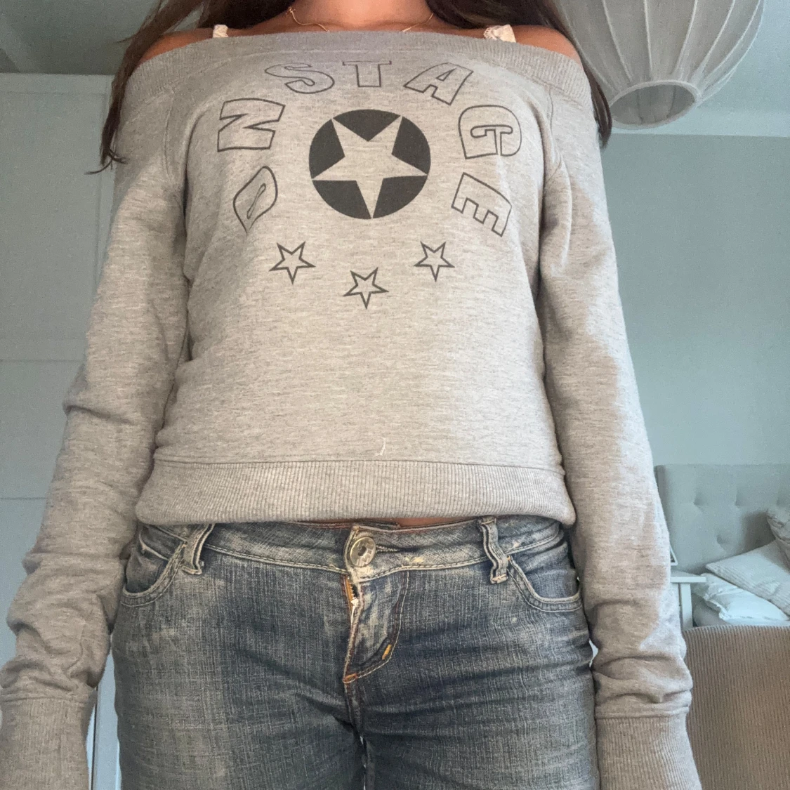 Grå offshoulder sweatshirt med tryck
