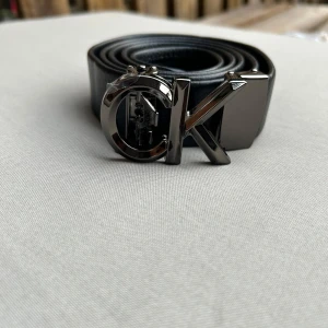 Calvin Klein bälte  - Calvin Klein Bälte – Nytt & Oanvänt  ✨ Helt nytt – aldrig använt ✨ Elegant och tidlös look ✨ Perfekt till jeans, kostymbyxor eller chinos  Trendig accessoar med stilren design och metallspänne med Calvin Klein-logo. Passar perfekt för att lyfta vilken outfit som helst – både till vardag och fest.  💸 Pris: 200 kr (pris kan diskuteras) 📦 Snabb leverans – skickas inom 24h 📸 Fler bilder eller paketpris vid köp av flera plagg? Bara att höra av dig!