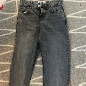 Grå jeans från Pull&Bear, straight fit💕 - Snygga grå jeans från Pull&Bear i rak modell med klassisk femficksdesign. Jeansen har en mörkgrå tvätt och är tillverkade i slitstarkt denim. Passar dig som gillar en enkel och clean look med raka ben och normal passform