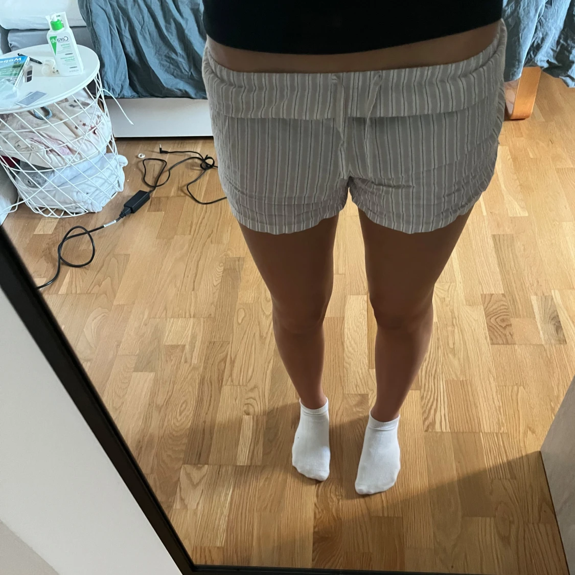 Randiga vita shorts med snörning
