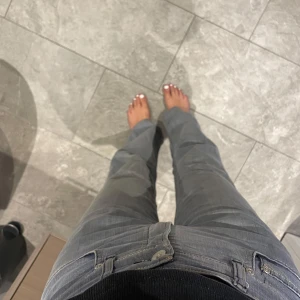 Filippa K low waist jeans - Super bekväma jeans från Filippa K, passar mig som är 158 cm och vanligtvis en XS-XXS. Storlek är 27/32.  Jeansen är mellan mid och low waist. Ingen aning vad midjemåttet är, är mitt under en flytt.   Färgen är mer grå blå.  Den bakre fickan på högersida har fått ett hål i sig men det är lätt och ordna det. Samt att byxan har vissa märken, se bilder.
