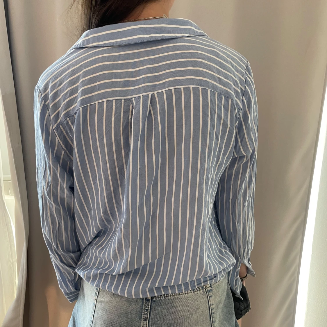 Blåvit randig omlott skjorta - 1