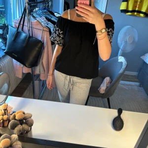 Söt tröja  - Söt tröja från hm, off shoulder men kan användas på axlarna också