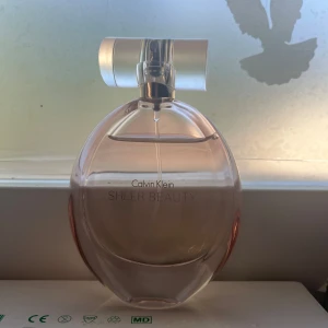 Calvin Klein Sheer Beauty EdT 50ml - Jag säljer en Calvin Klein parfym den är i 50ml men är inte helt full!💞 Jag skulle säga att den luktar väldigt fräscht och lite blommigt💓 skriv om ni vill veta mer om den! 